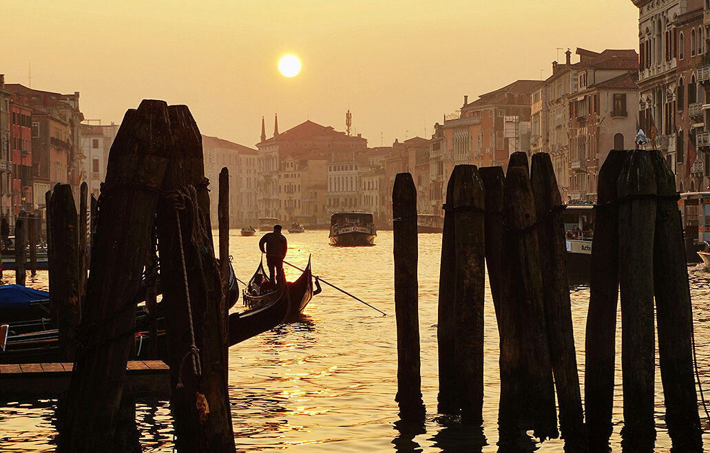 Bricole veneziane in un canale del centro storico