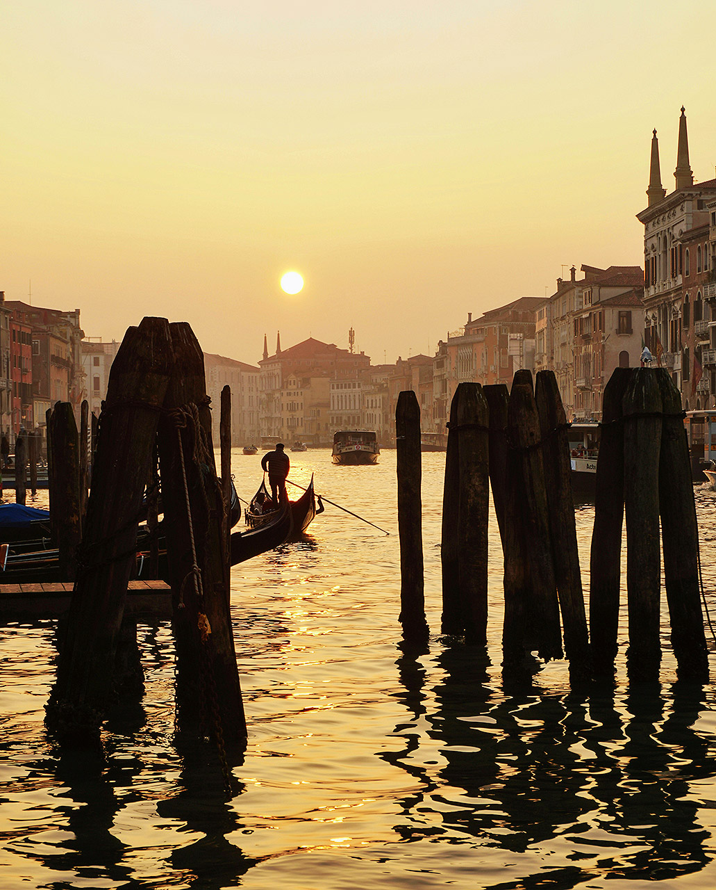 Bricole veneziane in un canale del centro storico